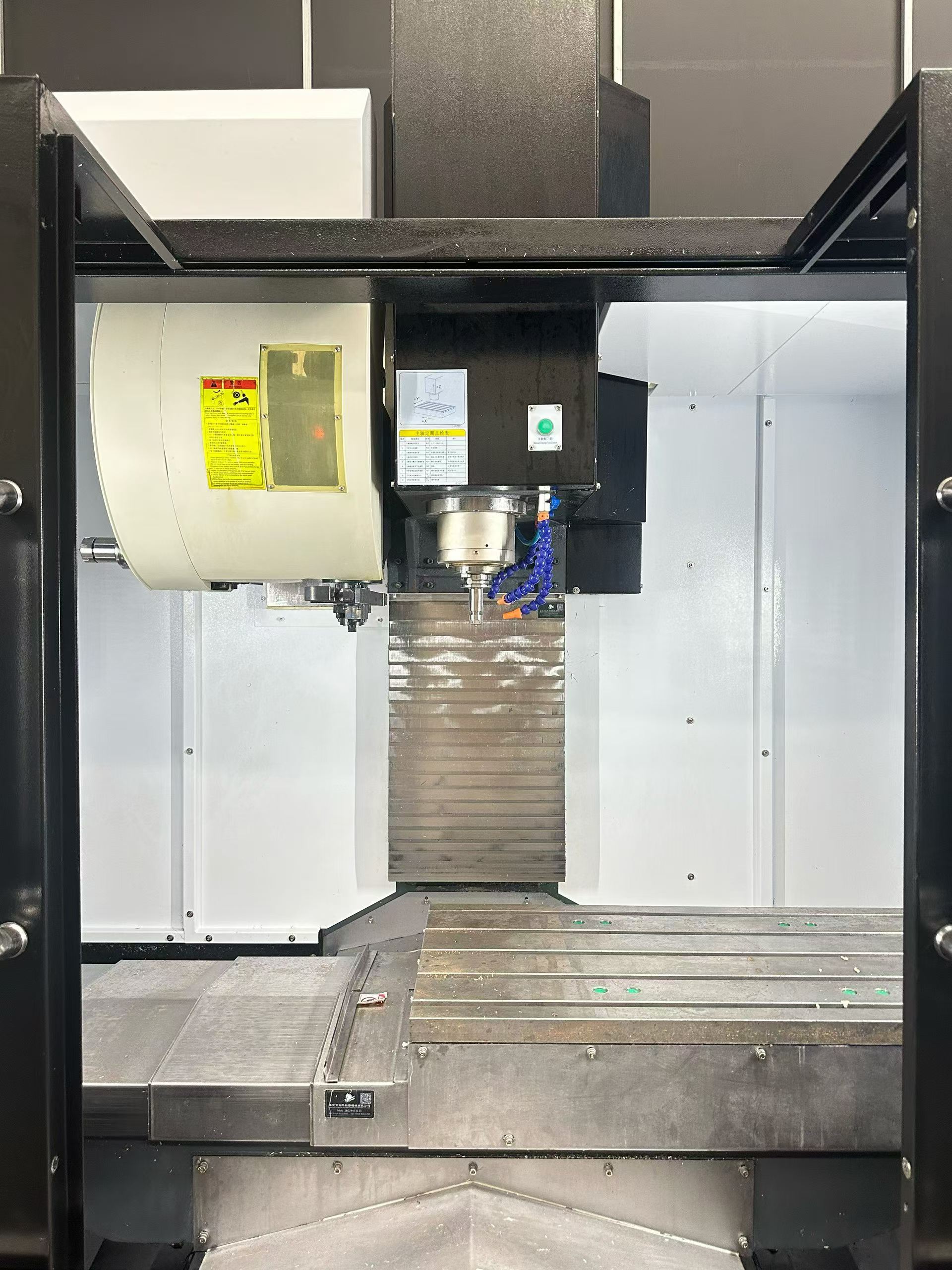 Used JuGao 850 PLUS Vertical Machining Center with Mitsubishi M 80 photo 3