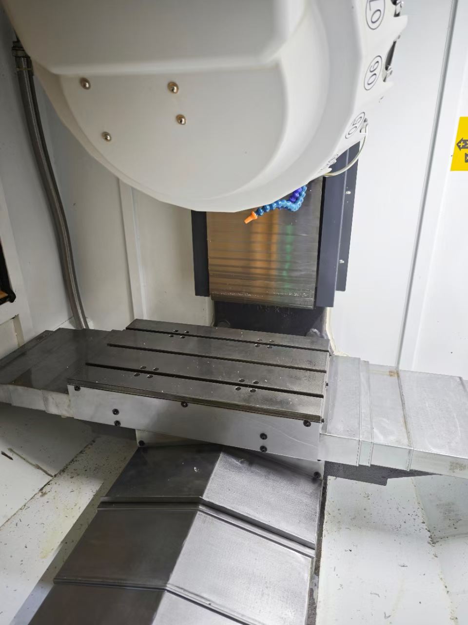 Used Juming T-600 Vertical Machining Center with Mitsubishi M 80 photo 2