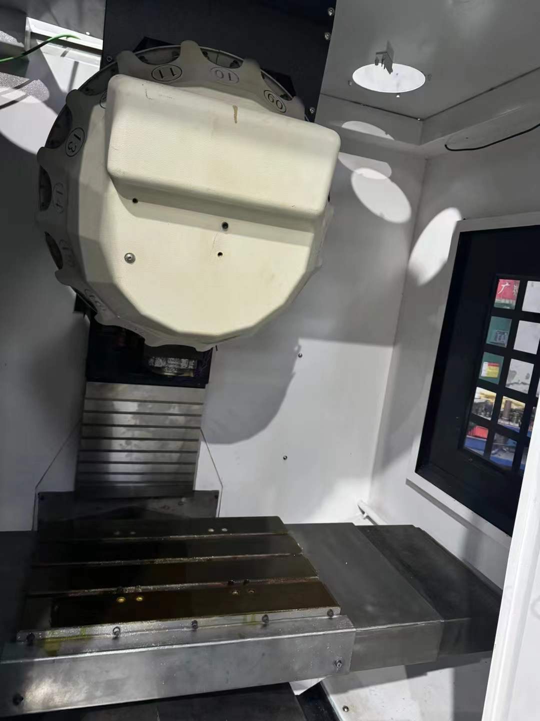 Used Taikan T 500 Vertical Machining Center with Mitsubishi M 70 photo 4