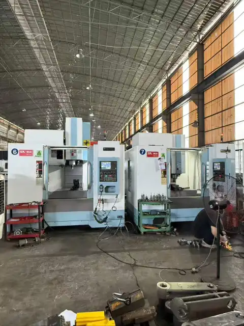 6 Mesin Pusat Pemesinan Vertikal Bekas dengan Kontroler Mitsubishi M80