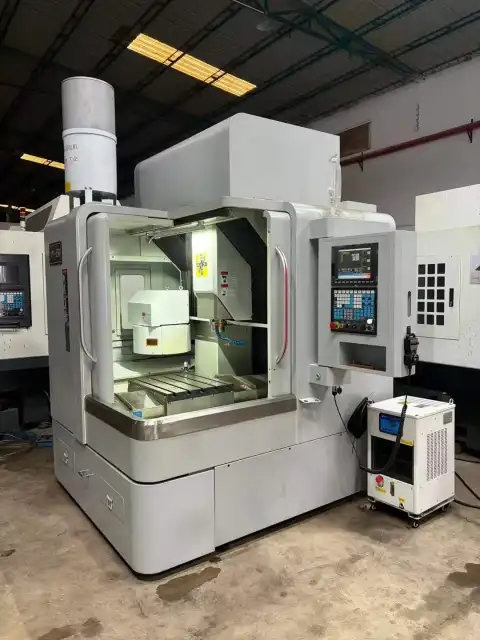 Pusat Pemesinan 650 Bekas untuk Pengerjaan Tembaga dengan SYNTEC 22MA