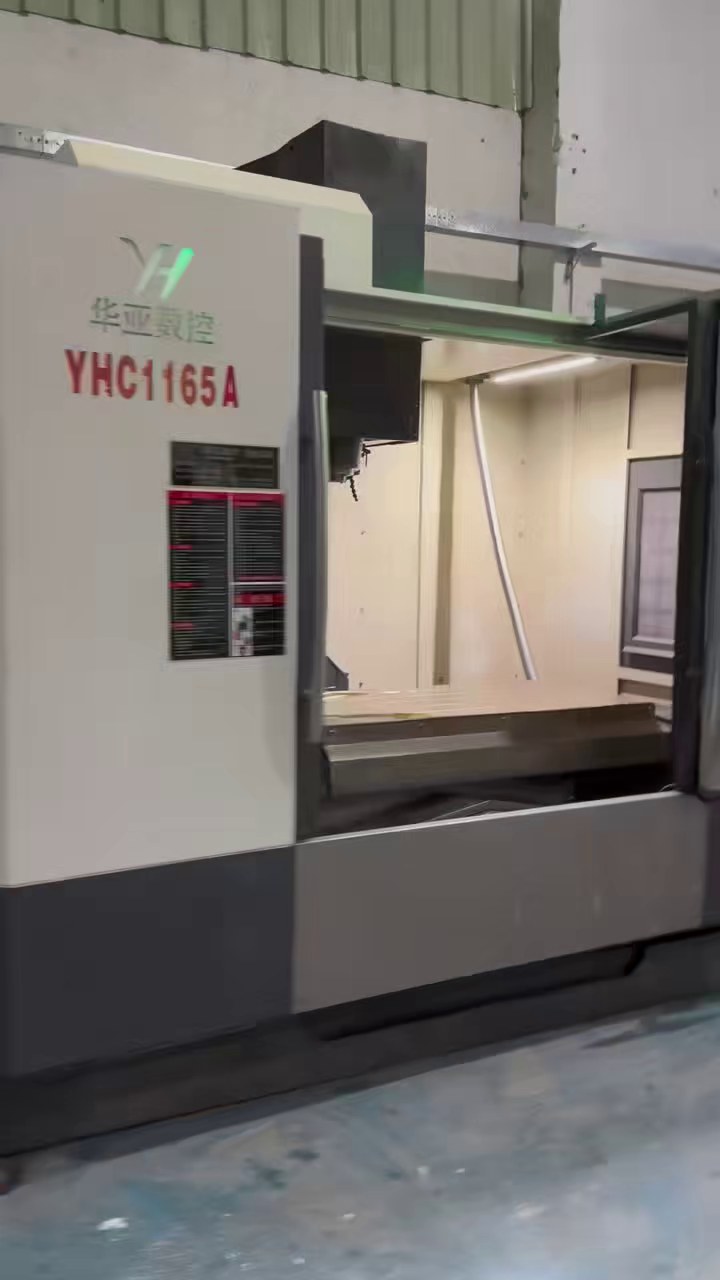 Centro de mecanizado vertical Huaya CNC 1165 usado con Mitsubishi M80