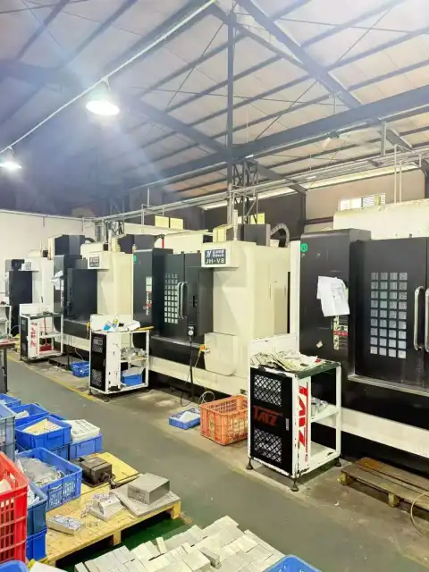 Centro de mecanizado vertical Jinhong JH-LV 850 usado con control Mitsubishi M80 en venta