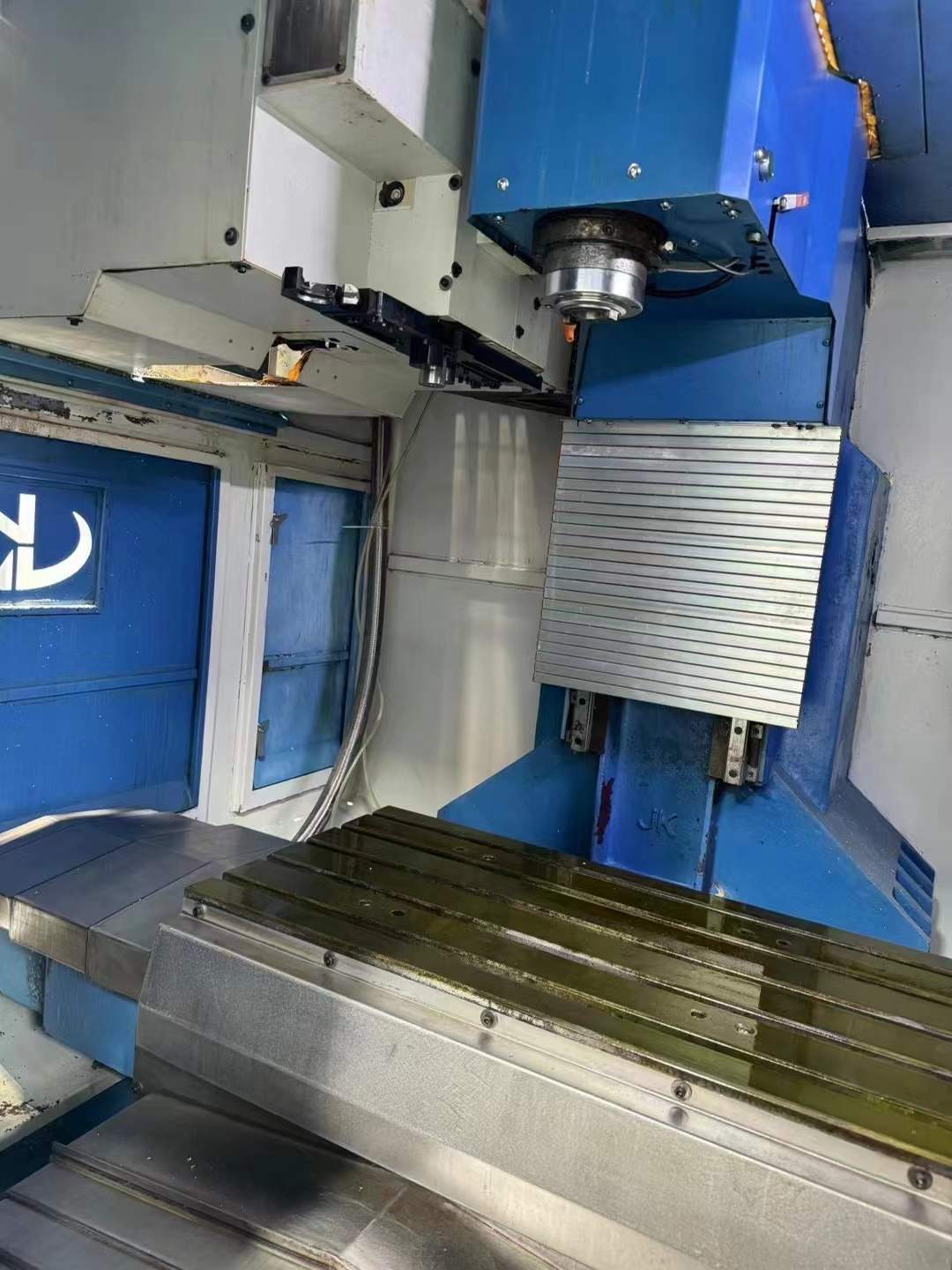Used Jinke 856 Vertical Machining Center with Fanuc MF Control photo 3