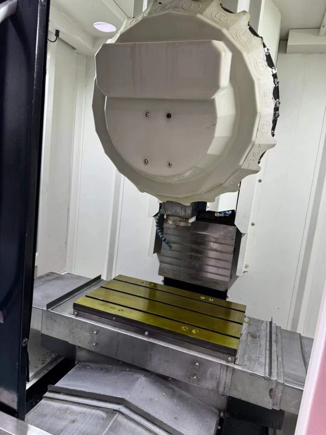 Used Jugao TC-540 Vertical Machining Center with Mitsubishi M 80 Control photo 3