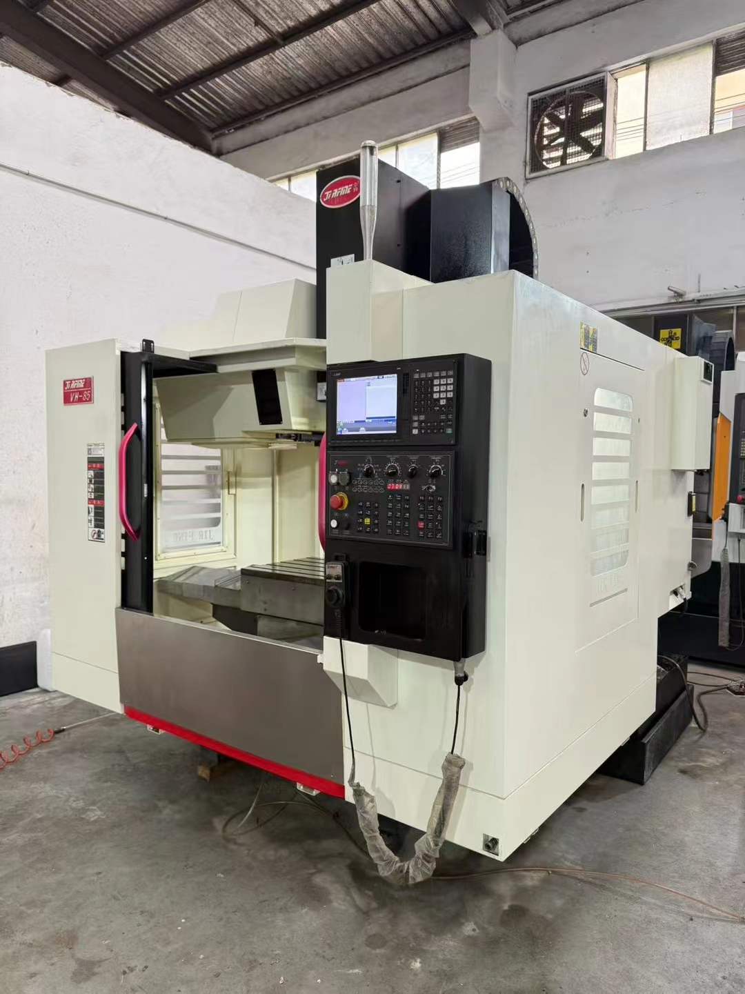 Used Qiaofeng VH 85 Vertical Machining Center photo 2