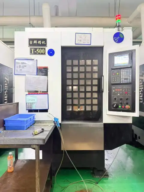 Pusat permesinan vertikal Taigun T 500 bekas dengan Mitsubishi M70A