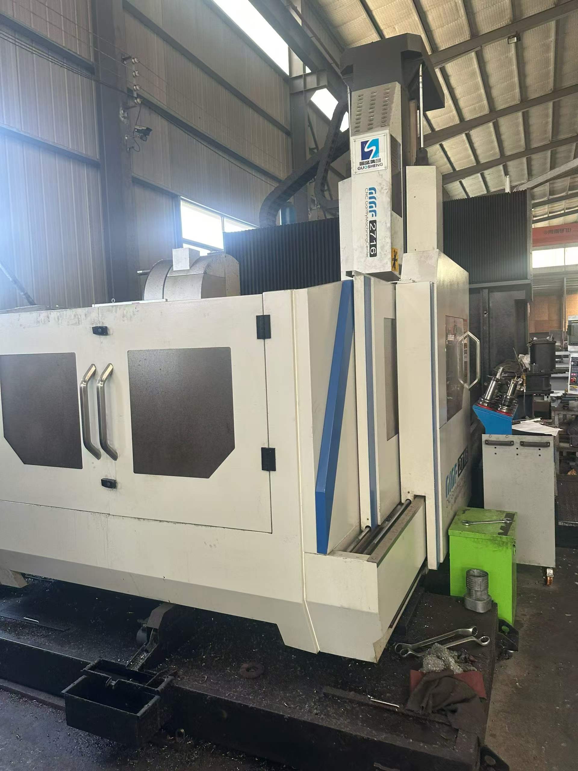 Fresadora usada Guosheng 2716 con almacén de herramientas y cabezal de fresado manual