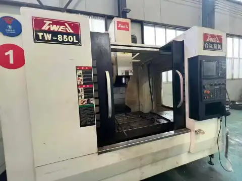 Centro de Mecanizado Vertical Taiwei 850 Usado con Mitsubishi M80
