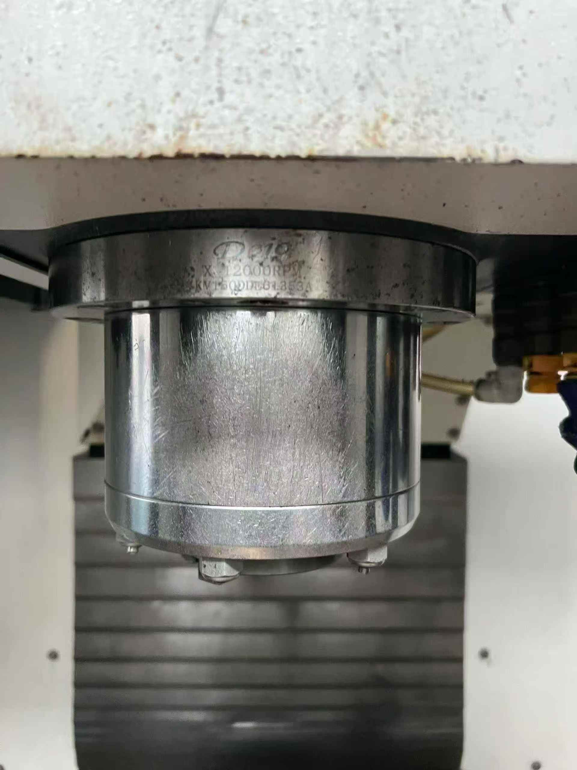 Used Yongli 850 Vertical Machining Center with Mitsubishi M 80 photo 4