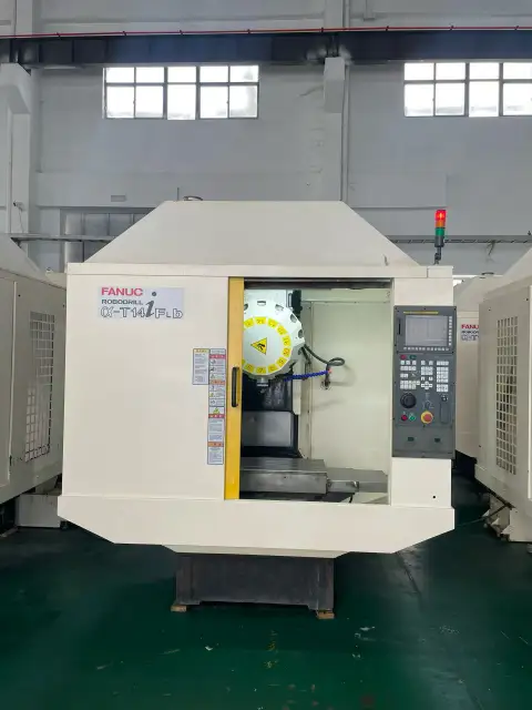 Pusat Pemesinan Vertikal FANUC Robodrill, Travel 700 x 400 x 330 mm, Spindel 24000 rpm