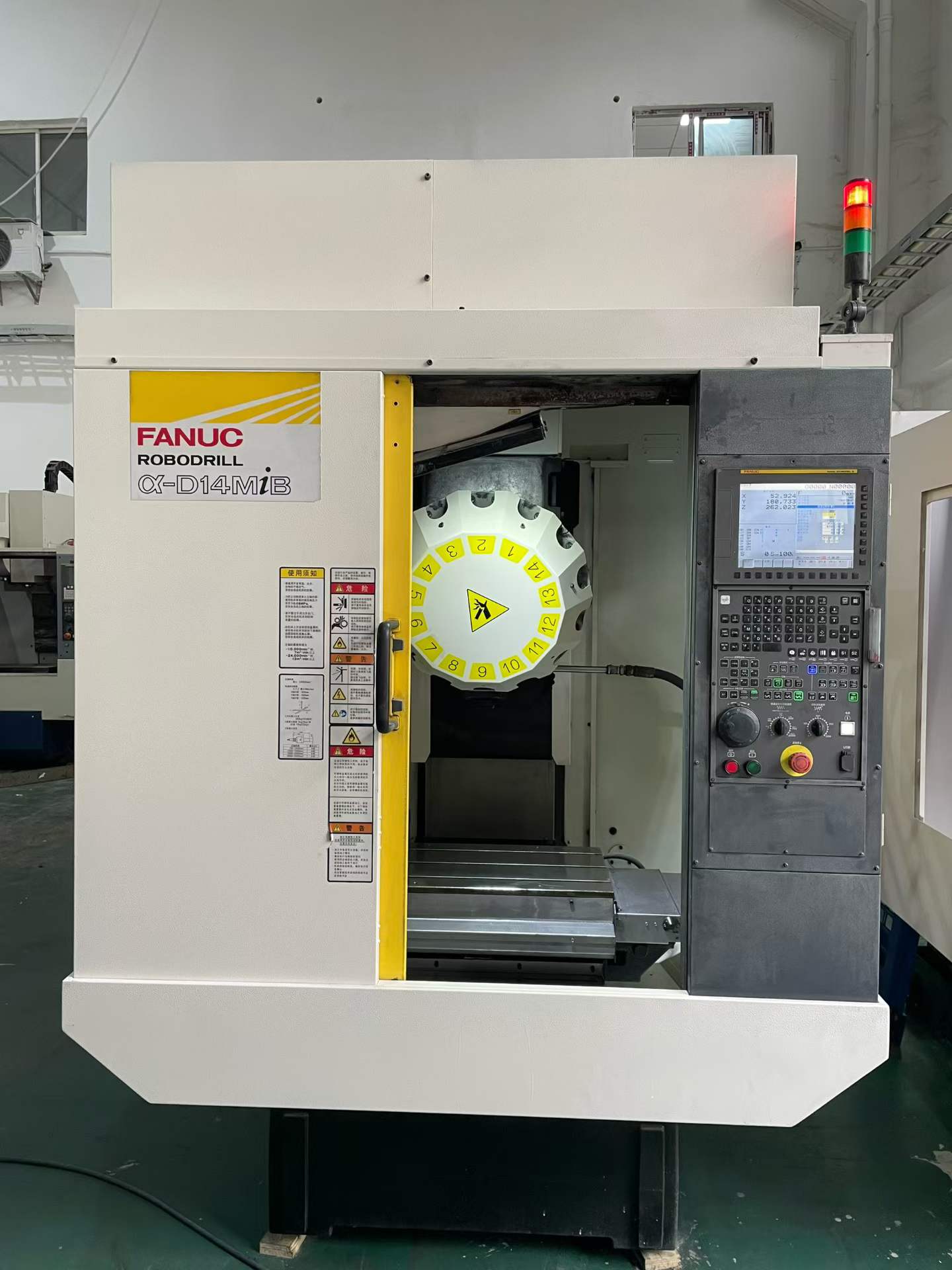 Used Fanuc Vertical Machining Center with Fanuc 31 i photo 2