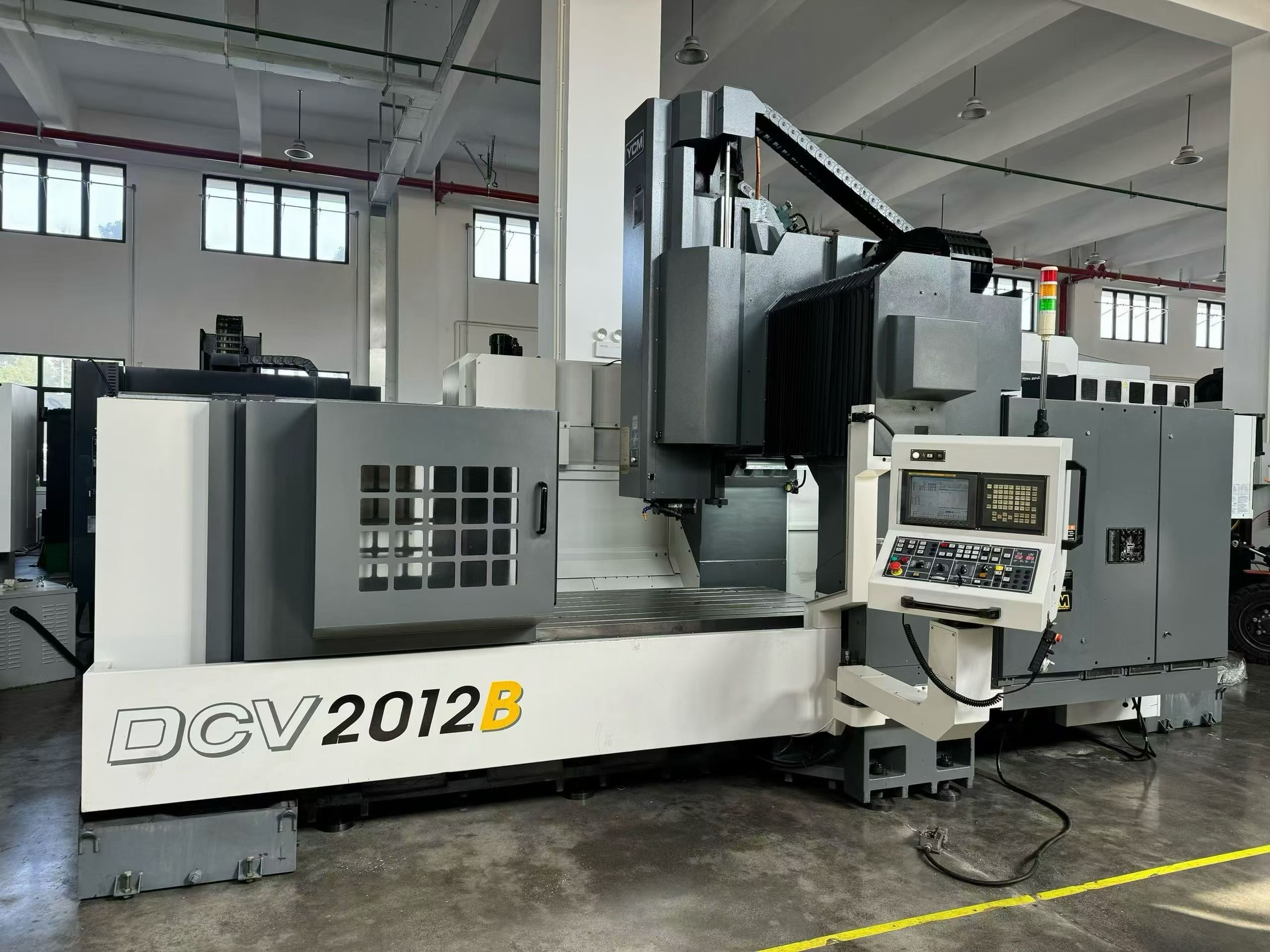เครื่องจักรกลซีเอ็นซีแนวตั้ง YCM DCV 2012 B มือสอง พร้อมระบบควบคุม Fanuc MXP 200 i