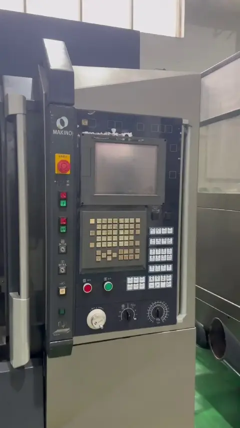 Centro de mecanizado vertical Makino PS95 de 2015 con control Makino Professional P, husillo HSK de 12,000 RPM, ATC de 30 herramientas