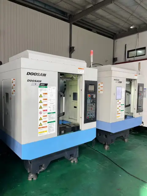 Centro de taladrado y roscado Doosan T 4050 usado