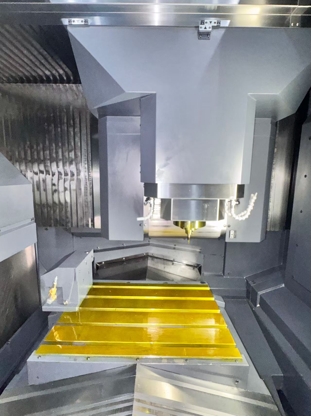 Used Makino IQ 300 High-Precision Vertical Machining Center photo 3