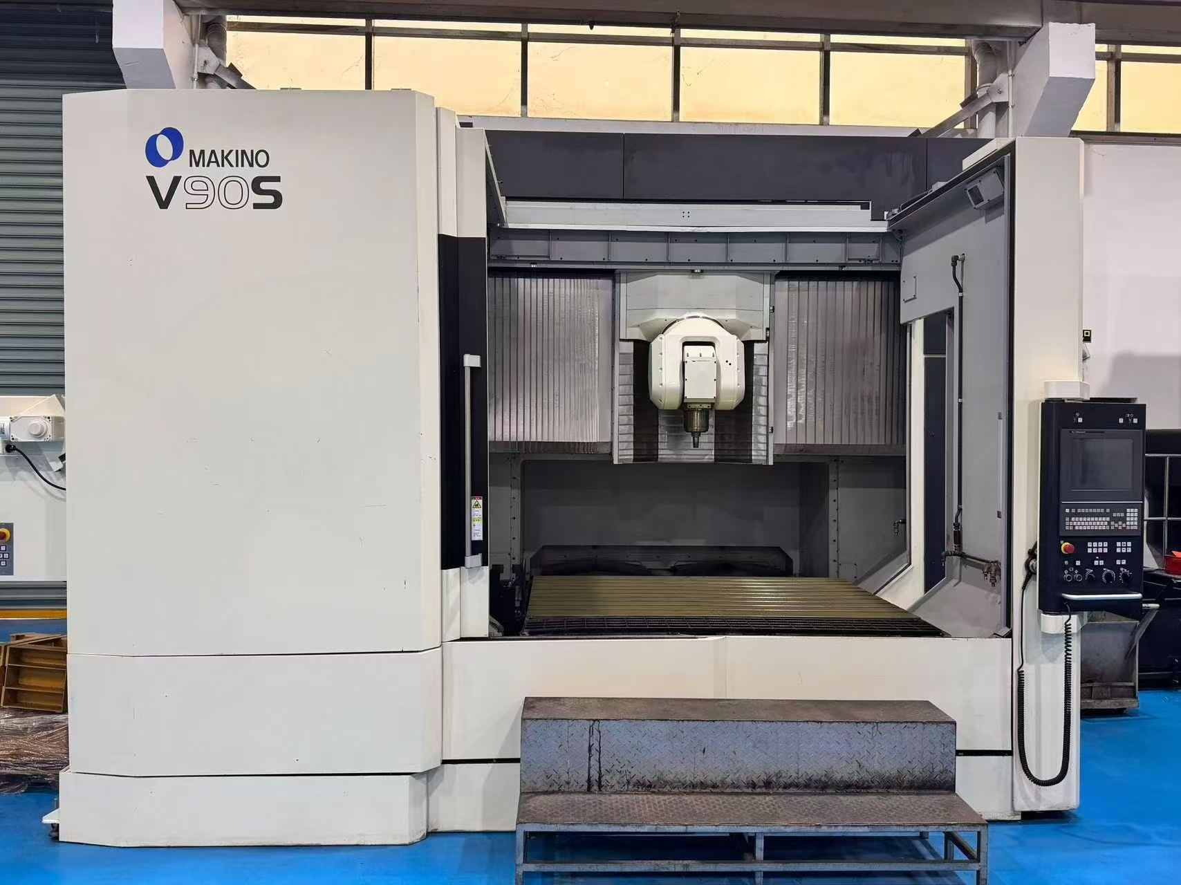เครื่องแมชชีนนิ่งเซ็นเตอร์ 5 แกน Makino V 90 S มือสอง