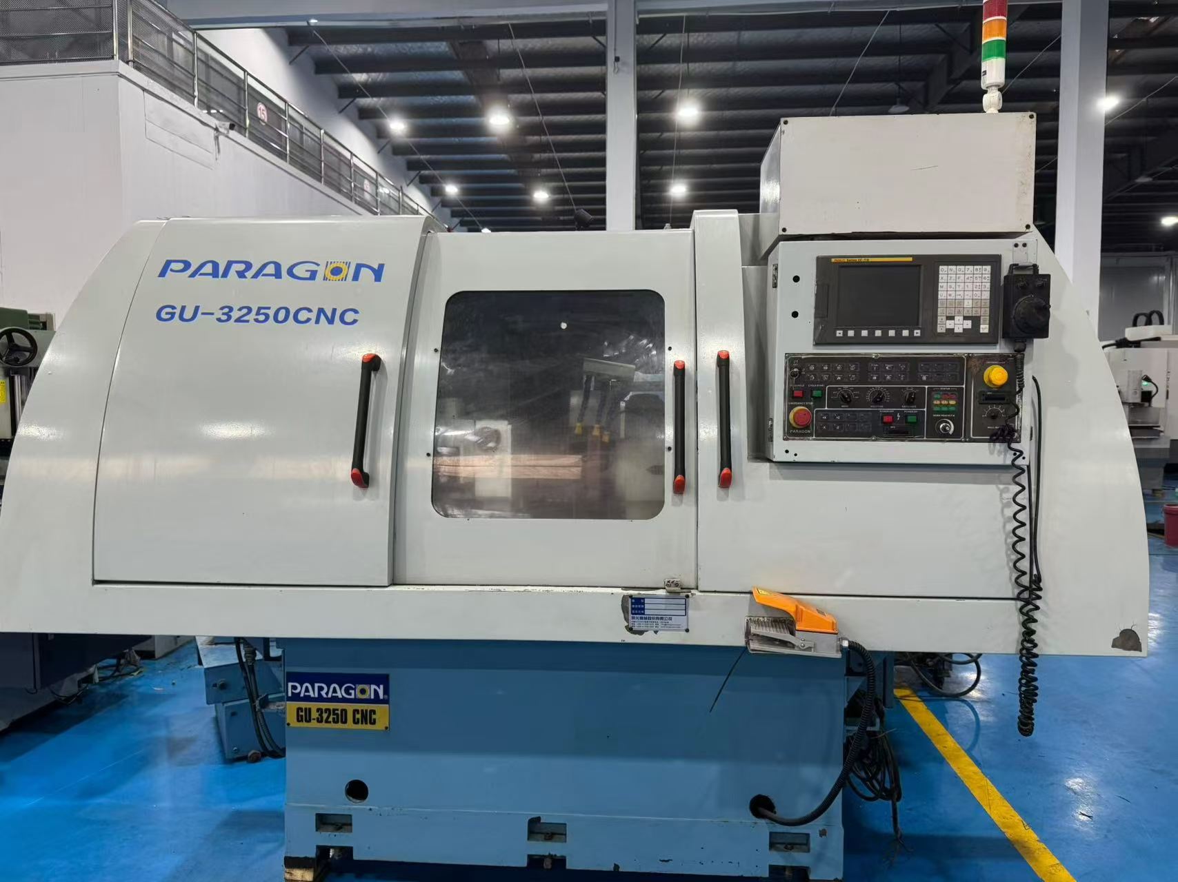 เครื่องเจียรทรงกระบอก CNC CNC PARAGON GU-3250 มือสองพร้อมระบบควบคุม Fanuc