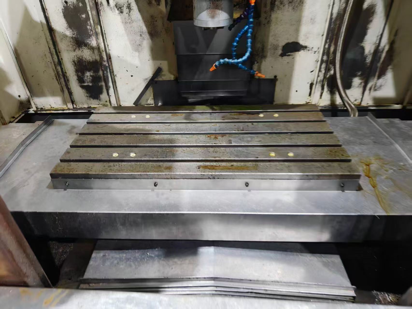 Used Shanghai Yingjia 850 Vertical Machining Center photo 3