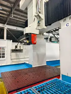 Used Taiwan Chung San Swivel-Head 5-Axis Machining Center with Siemens 840 D photo 4