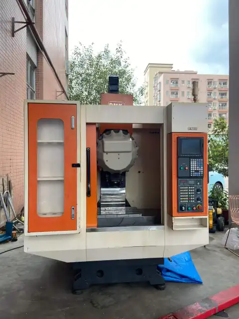 Centro de taladrado y roscado Demaco T-55 usado con Mitsubishi M70