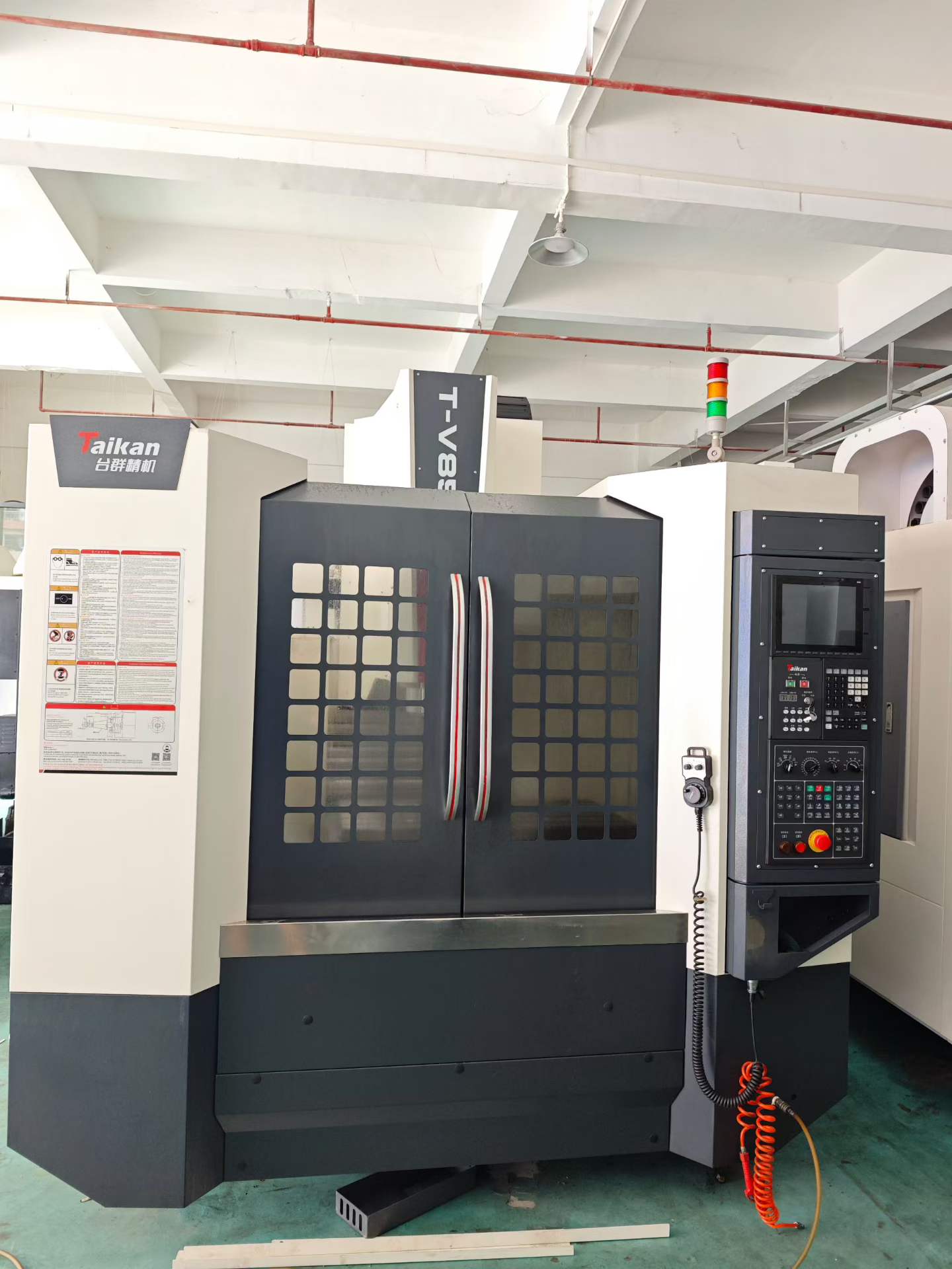Used Taiqun T-V 850 M Machining Center with Mitsubishi M 80 Va photo 4