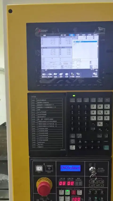 Centro de taladrado y roscado Yunke Intelligent T-700 usado con Mitsubishi M80