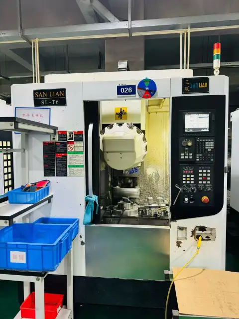 Se venden dos centros de taladrado y roscado T 6 del mismo modelo con Mitsubishi M 80 y quinto eje