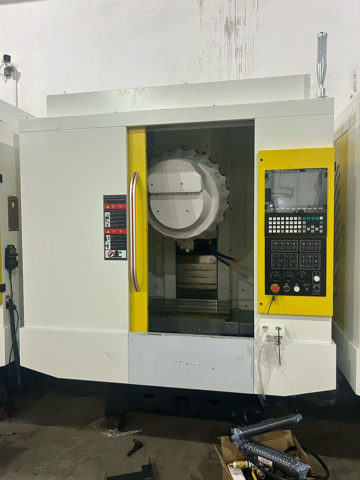 Brand New T 6/T 7 Drilling and Tapping Machine with SYNTEC 22 MA-PLUS photo 2
