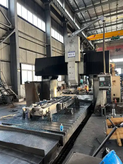 Centro de mecanizado de pórtico de servicio pesado Haitian 4228 usado con FANUC 31 i