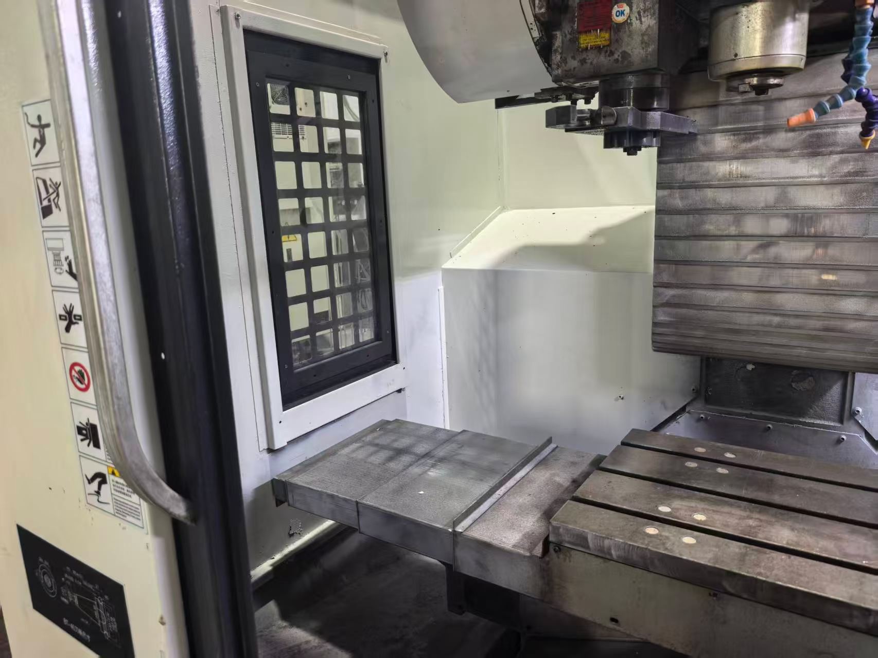 High-Quality Used 650 Machining Center with Three Linear Guideways and Mitsubishi Control photo 3