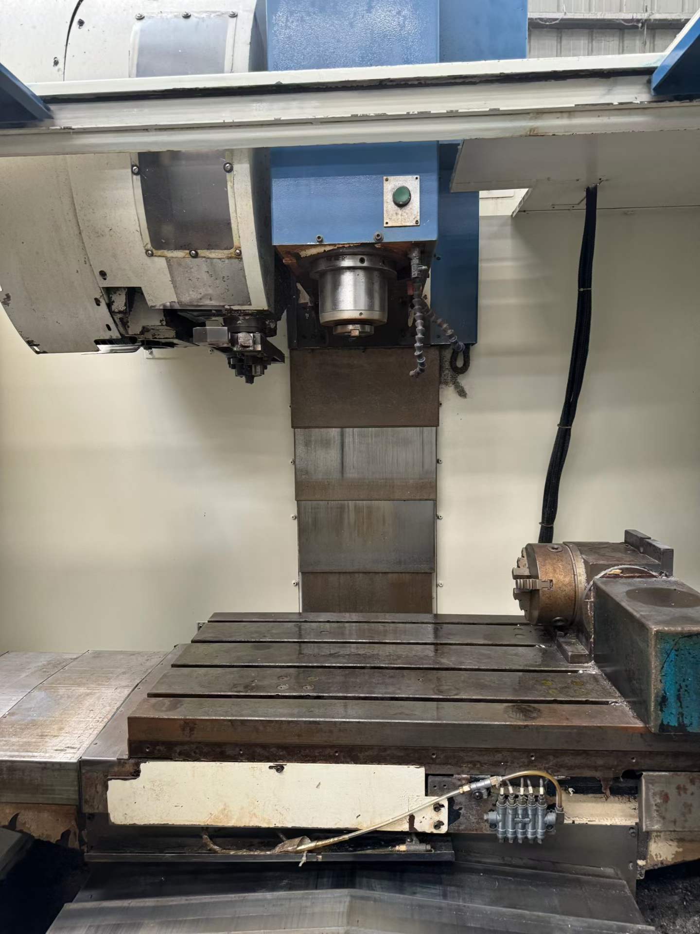 Taiwan Leadwell 850 Machining Center with 4 th Axis and FANUC Control photo 2