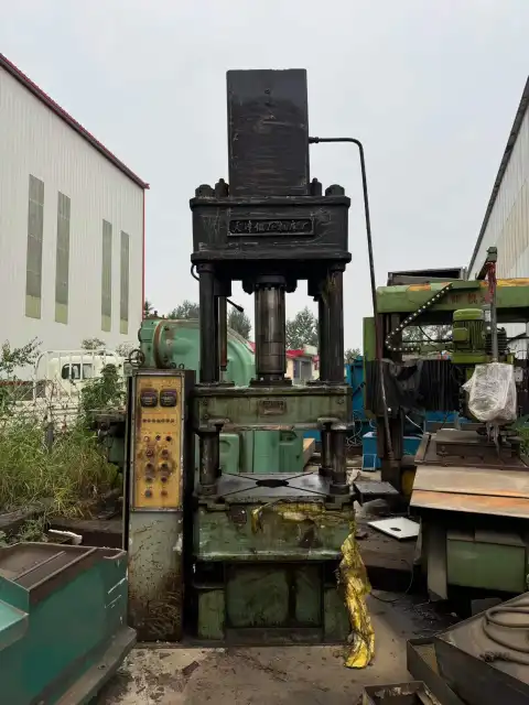 Pres Hidrolik Empat Kolom 100 Ton Bekas