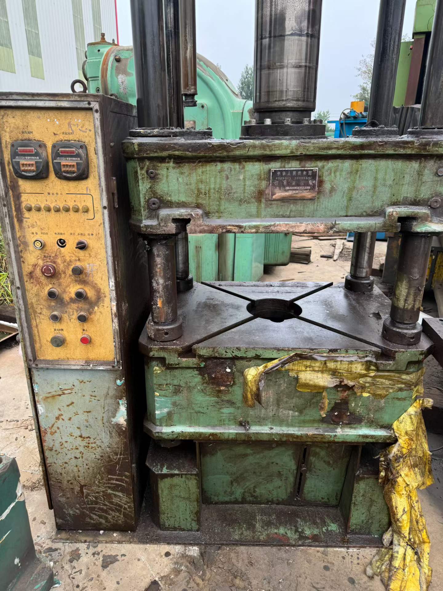 Used Four-Column 100-Ton Hydraulic Press photo 4