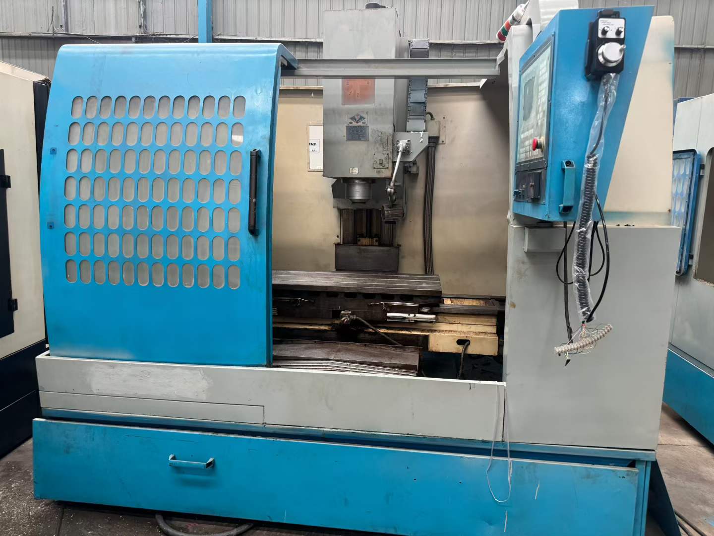 Used Nanjing No.2 CNC Milling Machine 715 with HNC System photo 1