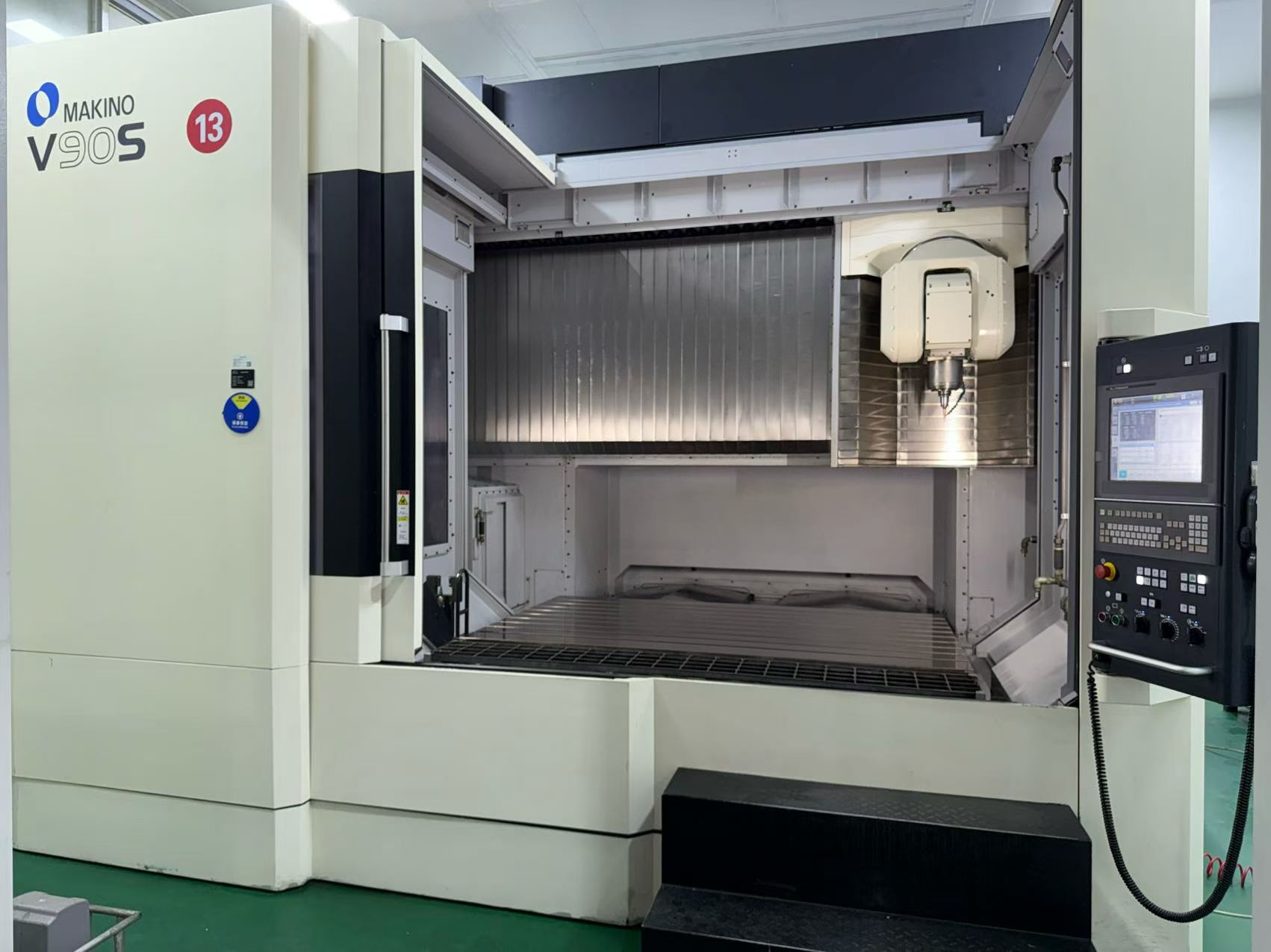 Used Makino V 90 S 5-Axis Machining Center photo 1