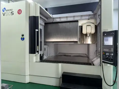 Usado Makino V 90 S Centro de Mecanizado de 5 Ejes