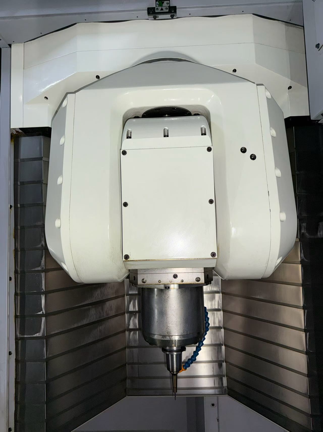 Used Makino V 90 S 5-Axis Machining Center photo 4