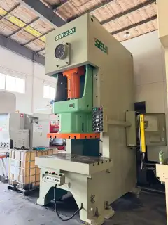 Used SEYI SN 1-250 250-Ton Press photo 2