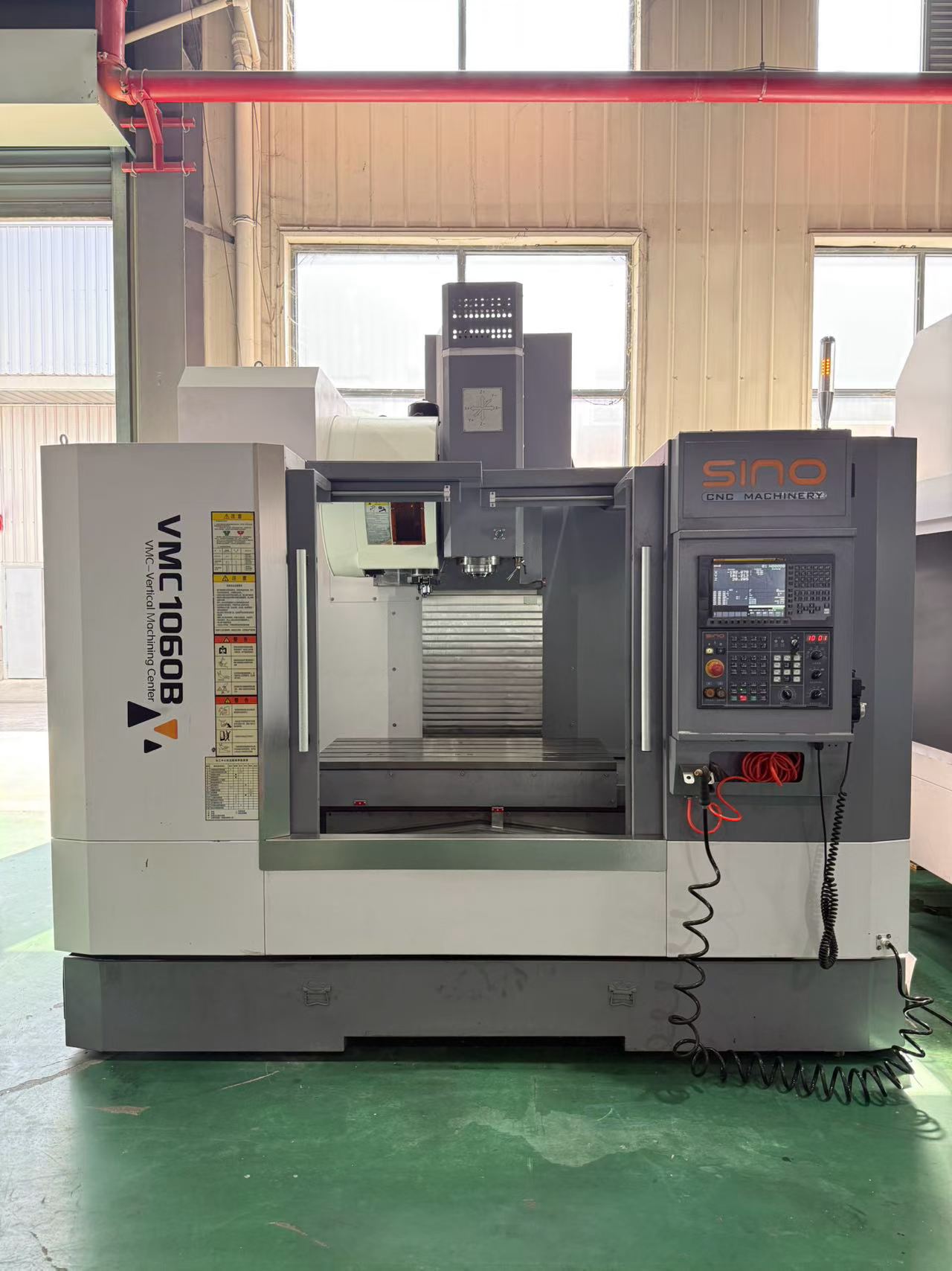 Centro de mecanizado vertical Xinnuo Jinggong VMC 1060 B usado con FANUC MF Plus