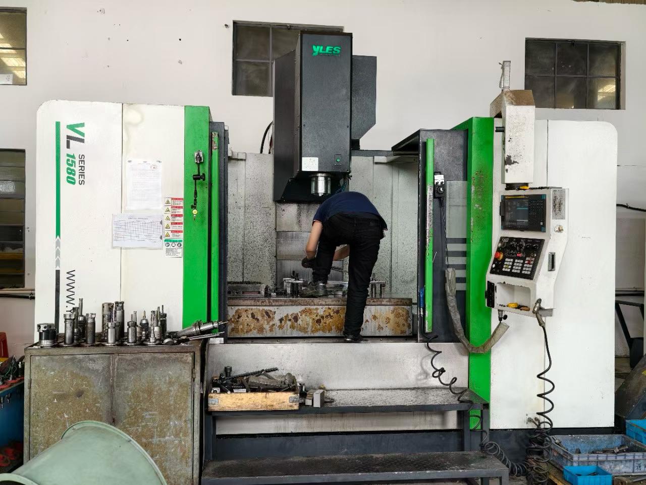 Used Yalisu 1580 CNC Milling Machine with Fanuc MFPLUS photo 4