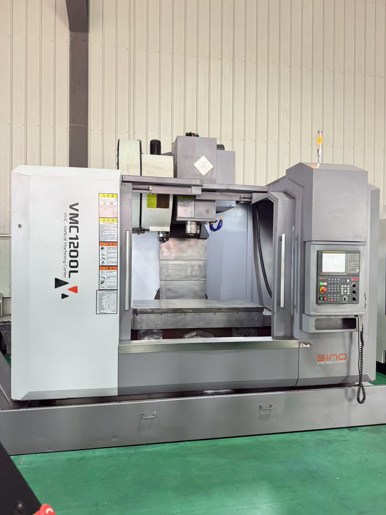 เครื่องแมชชีนนิ่งเซ็นเตอร์แนวตั้งงานหนัก Xinnuo VMC 1200 L มือสอง พร้อม FANUC