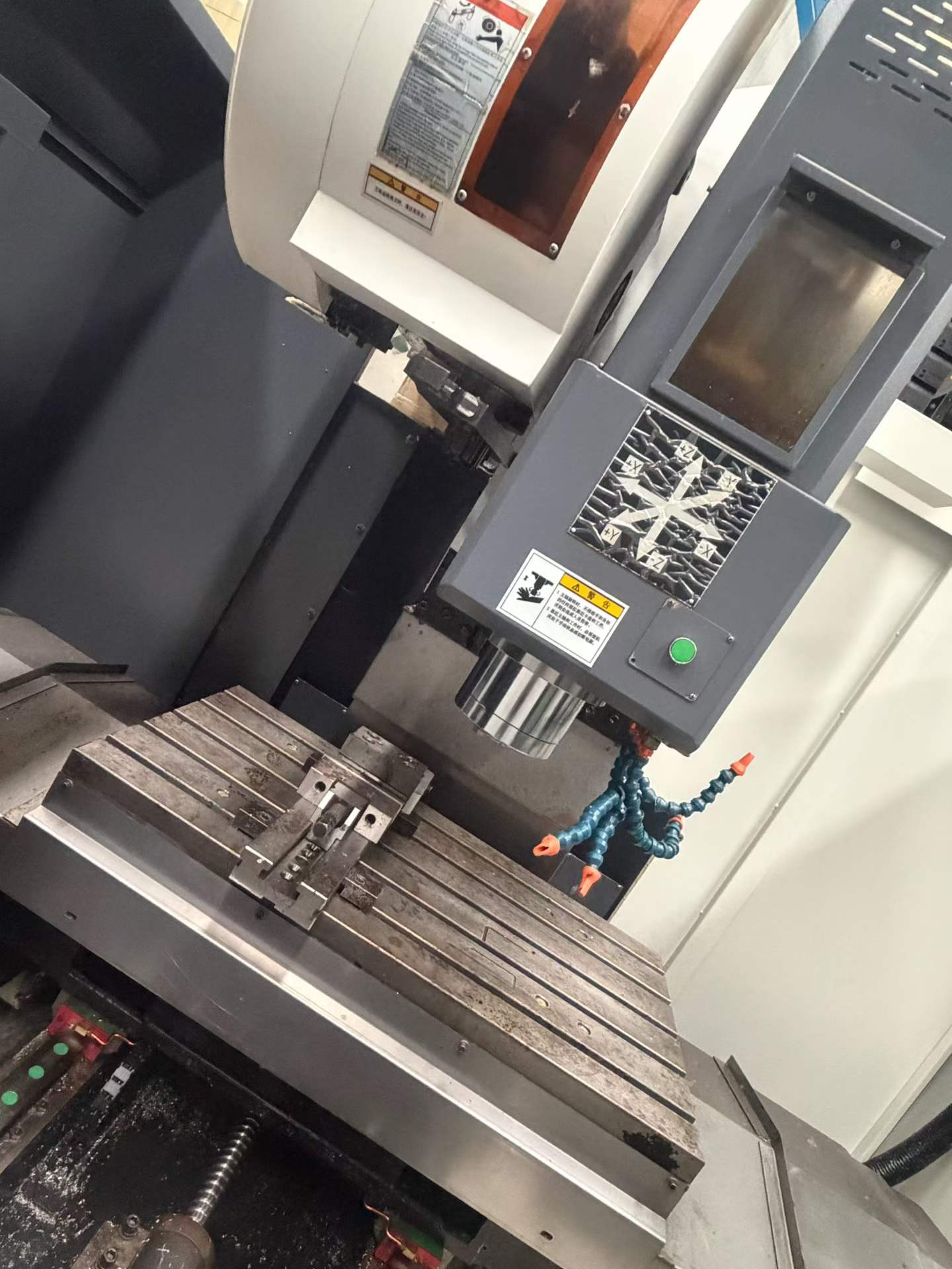 Used 850 Vertical Machining Center for Sale photo 3
