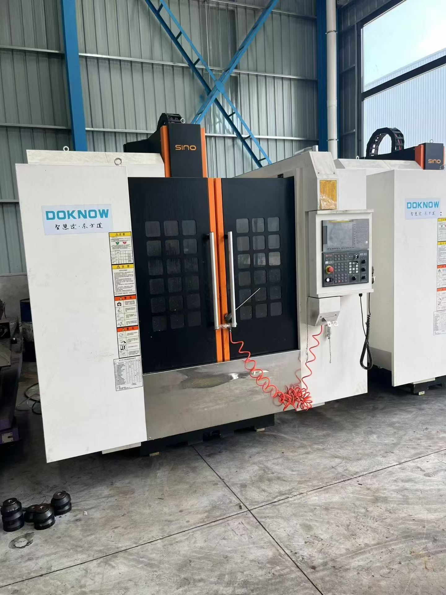 ศูนย์จักรกล Anhui Xinuo V 8 D มือสอง พร้อมระบบควบคุม FANUC 0i-MF Plus