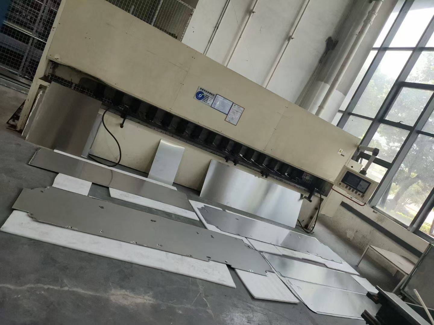 Used Jiangsu Chuangheng 1.5 m x 4 m Sheet Metal Grooving Machine photo 1