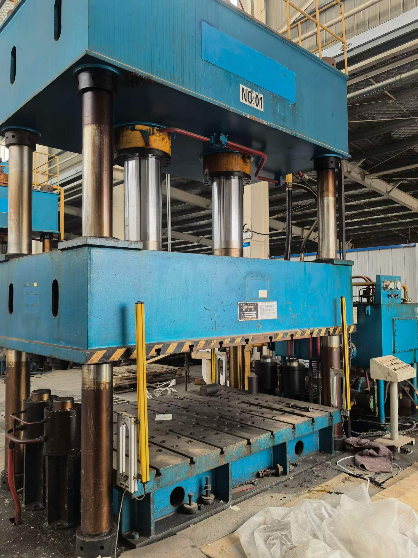 Two Used Nantong 630 Hydraulic Presses with 1.8 m x 2.5 m Table photo 2