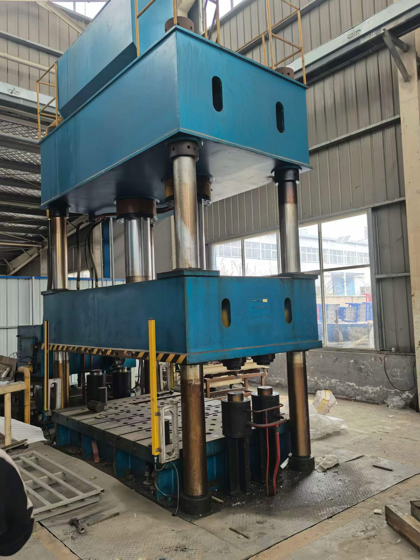 Two Used Nantong 630 Hydraulic Presses with 1.8 m x 2.5 m Table photo 3