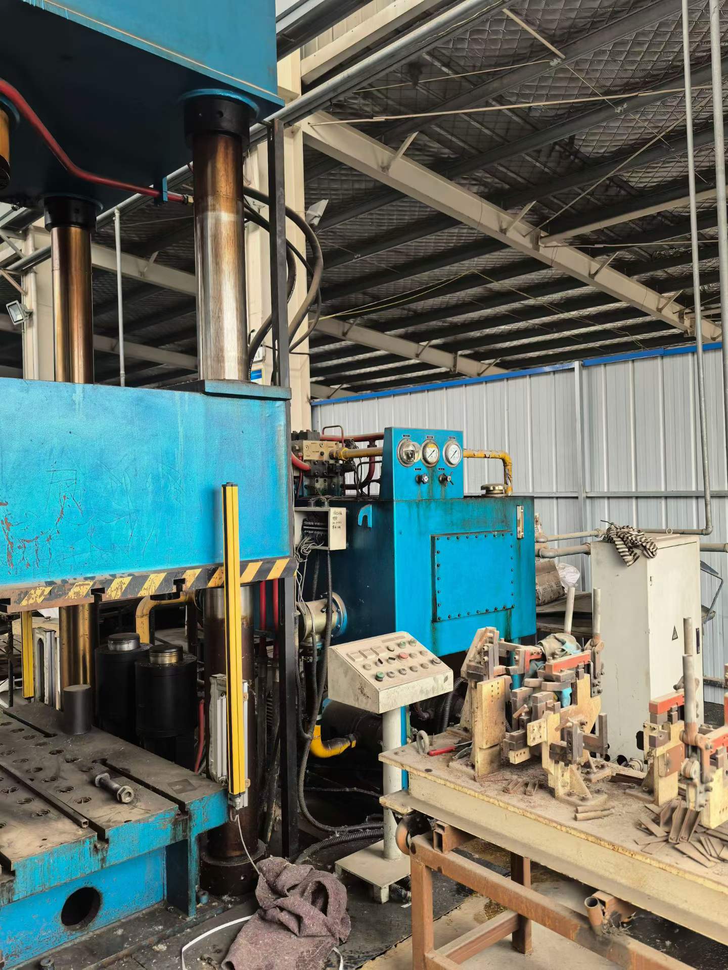 Two Used Nantong 630 Hydraulic Presses with 1.8 m x 2.5 m Table photo 8
