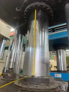 Used 315 Ton Hydraulic Press with 900 mm Stroke photo 2