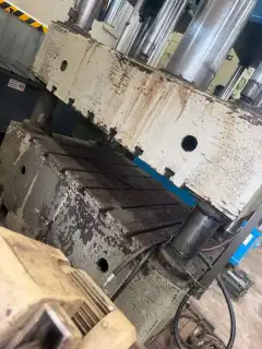 Used 315 Ton Hydraulic Press with 900 mm Stroke photo 4